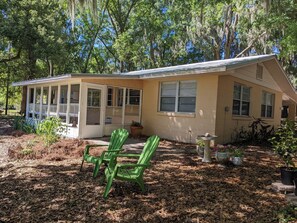 Terrace/patio - Looking for a quiet place to stay?  Consider The Ollie Vee in Crescent City, FL  (Crescent City)