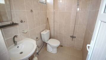 Shower, handuk,  dan tisu toilet