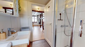 Een douche, een haardroger, zeep, shampoo