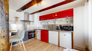 Kylskåp, mikrovågsugn, ugn och spishäll