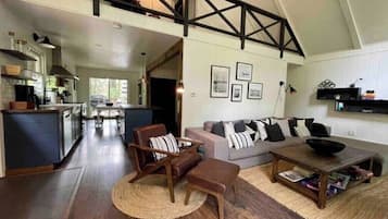 Smart TV, fireplace, stereo