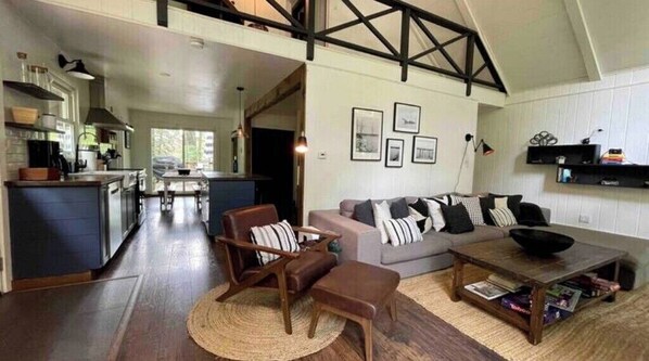 Smart TV, fireplace, stereo - A/C°W/D°BBQ°Heart of Poconos °Fireplace°Hot Tub (Tobyhanna)