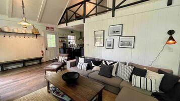 Smart TV, fireplace, stereo