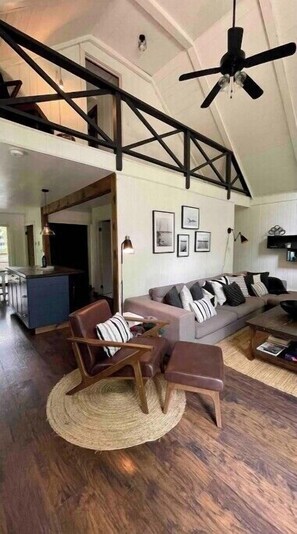 Smart TV, fireplace, stereo - A/C°W/D°BBQ°Heart of Poconos °Fireplace°Hot Tub (Tobyhanna)