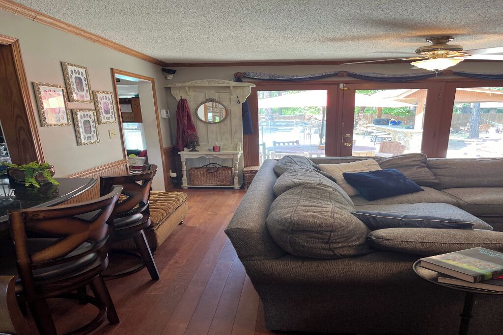 Smart-TV, peis, DVD-spiller og bøker