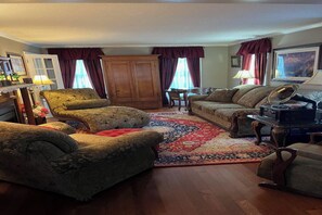 Smart-TV, peis, DVD-spiller og bøker