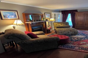 Smart-TV, peis, DVD-spiller og bøker