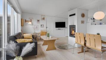 Una Smart TV, una chimenea