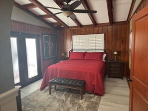 2 bedrooms, desk, iron/ironing board, internet - Walk To Siesta Village And Beach/Private Heated Pool & Hot Tub (Sarasota)