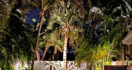 Walk To Siesta Village And Beach/Private Heated Pool & Hot Tub