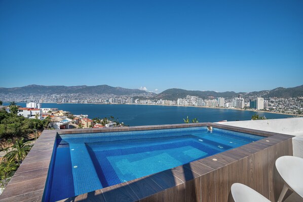 2 outdoor pools, free cabanas, pool umbrellas