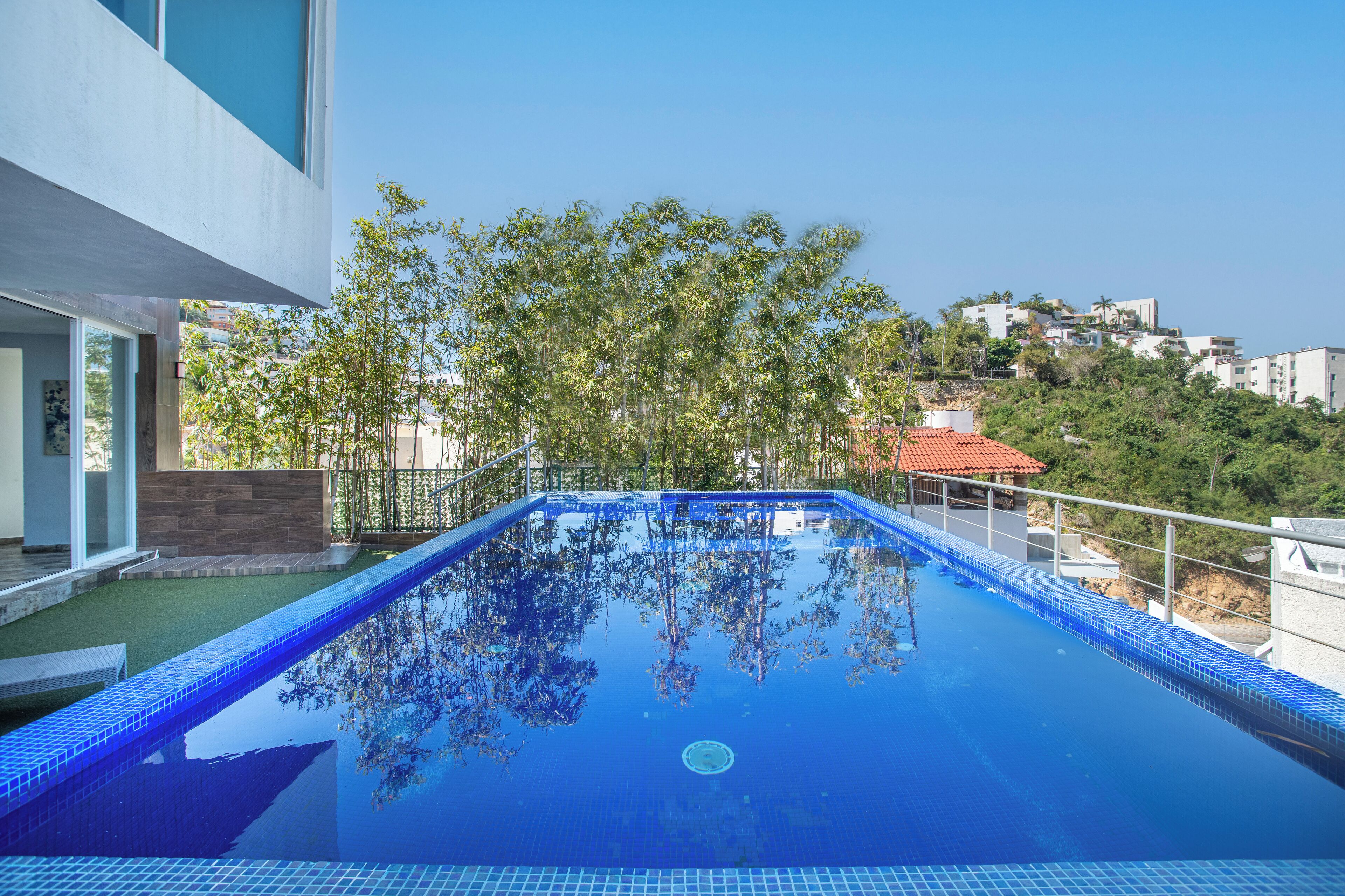 2 piscine all'aperto, cabine incluse nel prezzo, ombrelloni da piscina