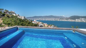 A swimming pool with a view of a city and mountains in the background. - LUXO Villa Acapulco Zona Brisas Guitarrón (Acapulco)