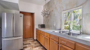 Premium House | Private kitchen | Fridge, microwave, blender, dining tables