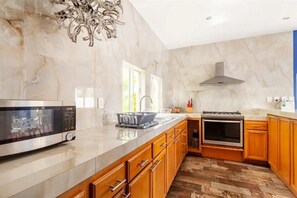 Refrigerador, microondas, licuadora, mesa de comedor