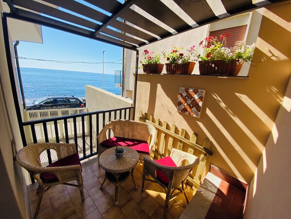 Property grounds - Seafront apartment in the famous Cyclops Riviera suitable for families. (Aci Castello)