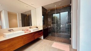 Appartement, 3 chambres, piscine privée, vue montagne | Salle de bain