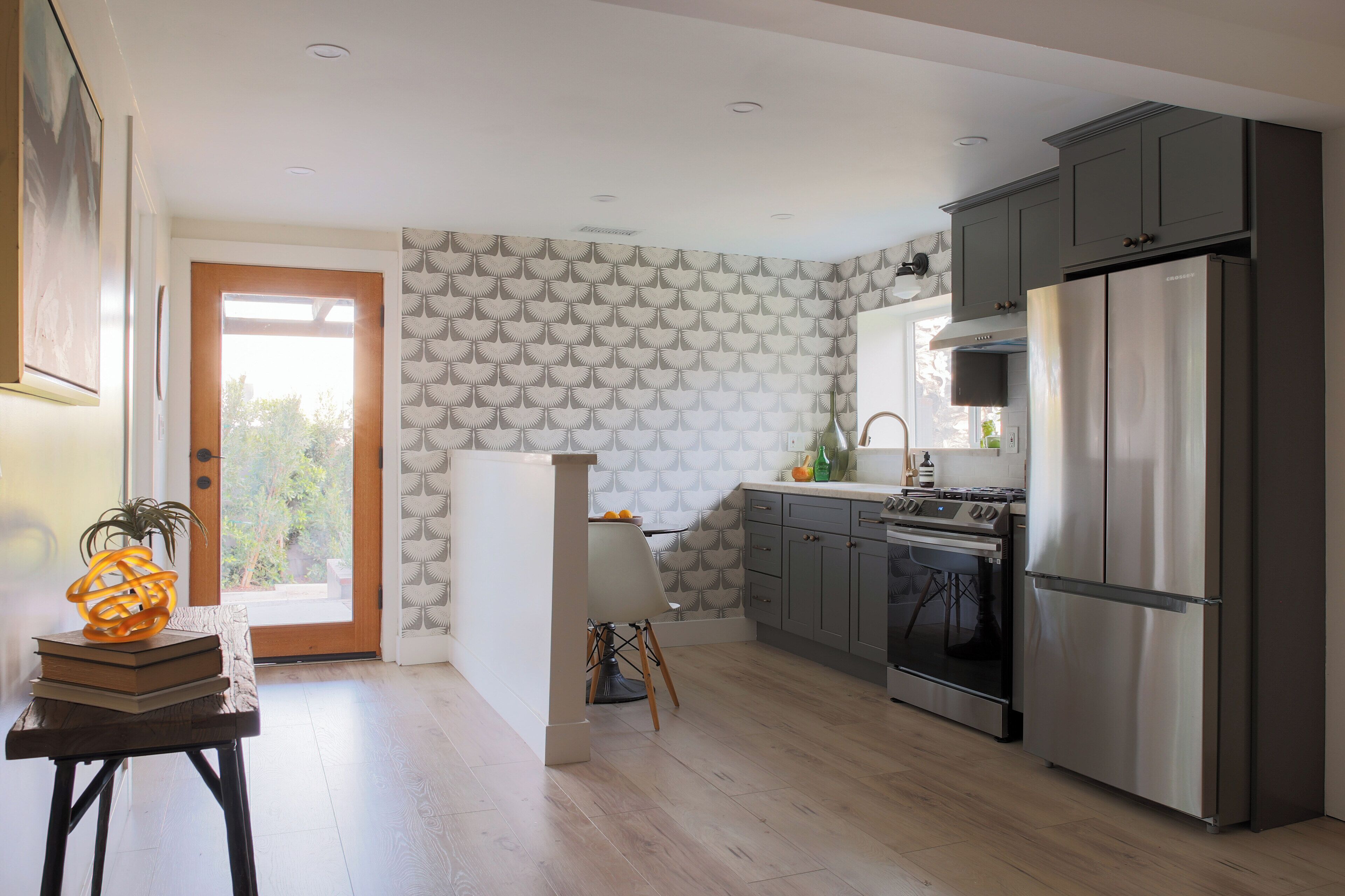 Cozy Unit with outdoor space 5 minutes walk to grocery, Shops and Gym   