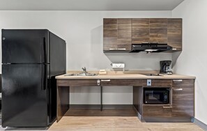 Frigorífico grande, microondas, placa de cocina y cafetera o tetera