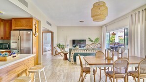 Een moderne keuken met houten kastjes en een roestvrijstalen koelkast.