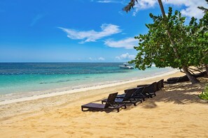 Beach - Step into paradise at our exquisite two-bedroom retreat in Las Terrenas (El Limón)