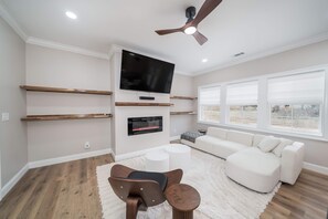 Fireplace - Urban Stylish Escape to Pickwick Lake (Iuka)