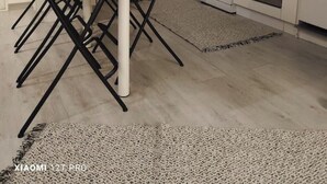 Una cocina funcional con comedor, que incluye una mesa, sillas y un reloj en la pared.