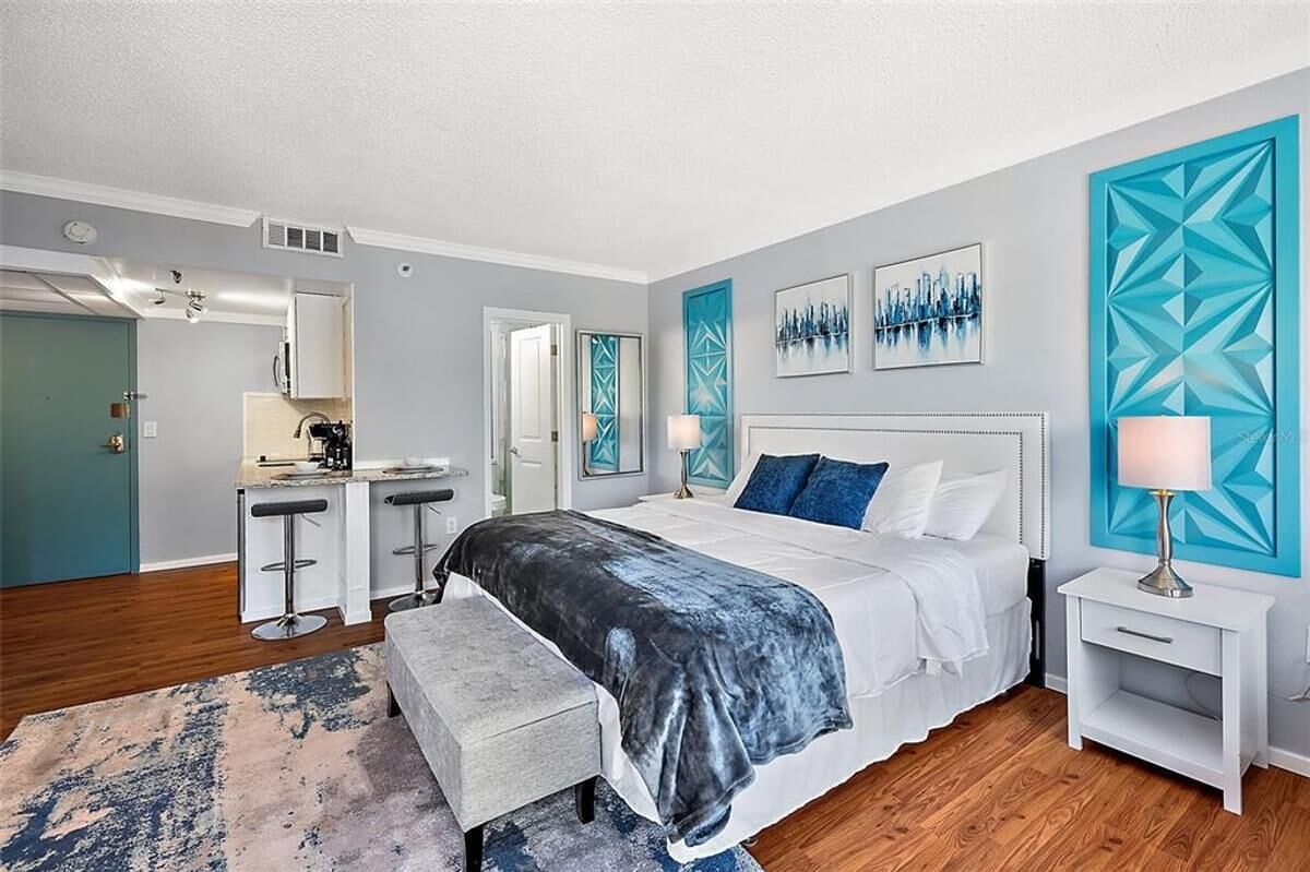 Gorgeous and cozy 2 miles Universal Studios condo: pool, hot tub, tennys court