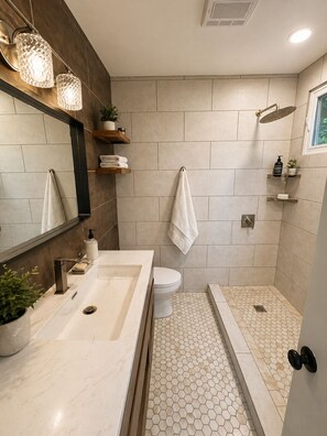 Hair dryer, towels, soap, toilet paper - Beverly Hills Sanctuary (Beverly Hills)