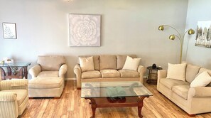 Smart TV, fireplace, video games, table football - Waterfront Escape (Queensbury)