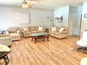 Smart TV, fireplace, video games, table football - Waterfront Escape (Queensbury)