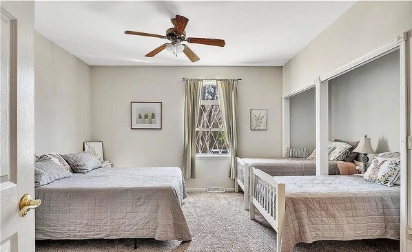 5 bedrooms, iron/ironing board, WiFi (free), bed sheets