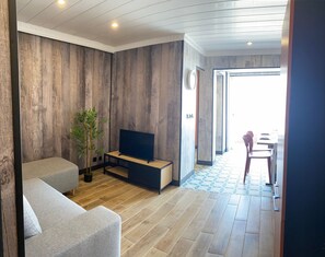 TV - Apartment with sea view, at the foot of the beach, ideal for a family with 2 children (Saint-Cyprien)