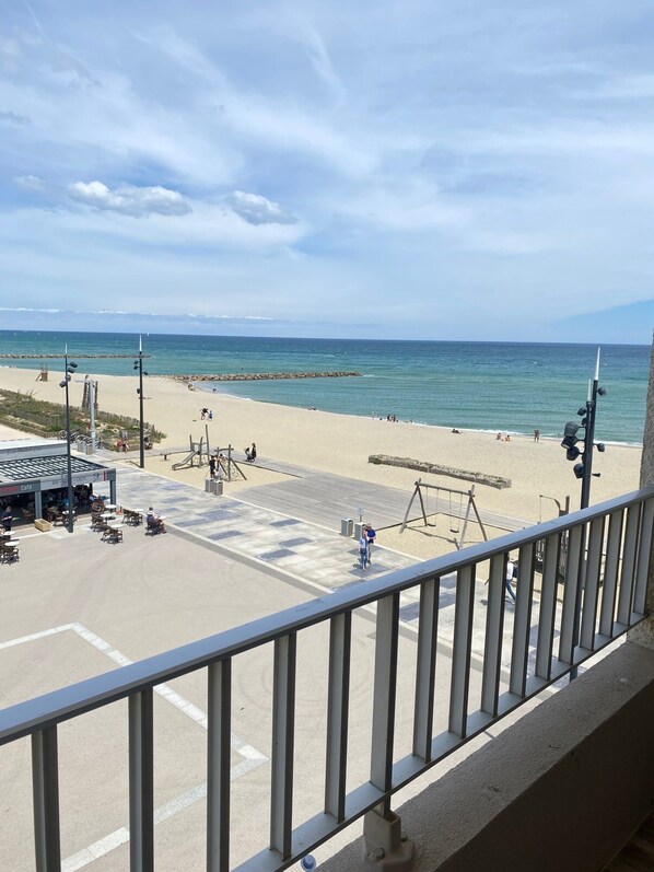 Property grounds - Apartment with sea view, at the foot of the beach, ideal for a family with 2 children (Saint-Cyprien)