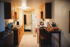 Escritorio, tabla de planchar con plancha, wifi gratis y ropa de cama 