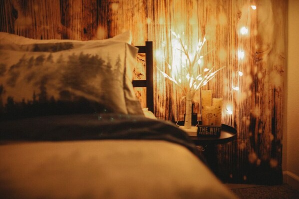 Escritorio, tabla de planchar con plancha, wifi gratis y ropa de cama 