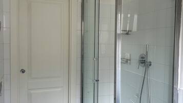 Doccia, asciugacapelli, bidet, asciugamani