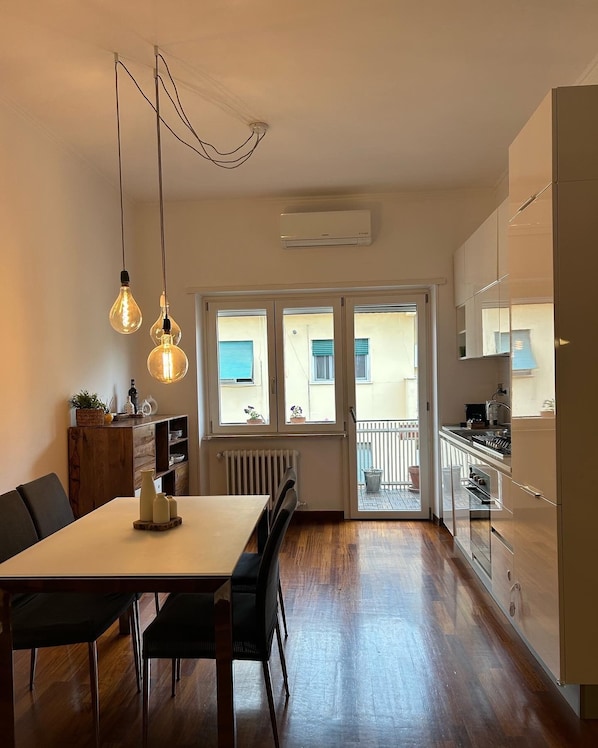 Fridge, oven, stovetop, dishwasher