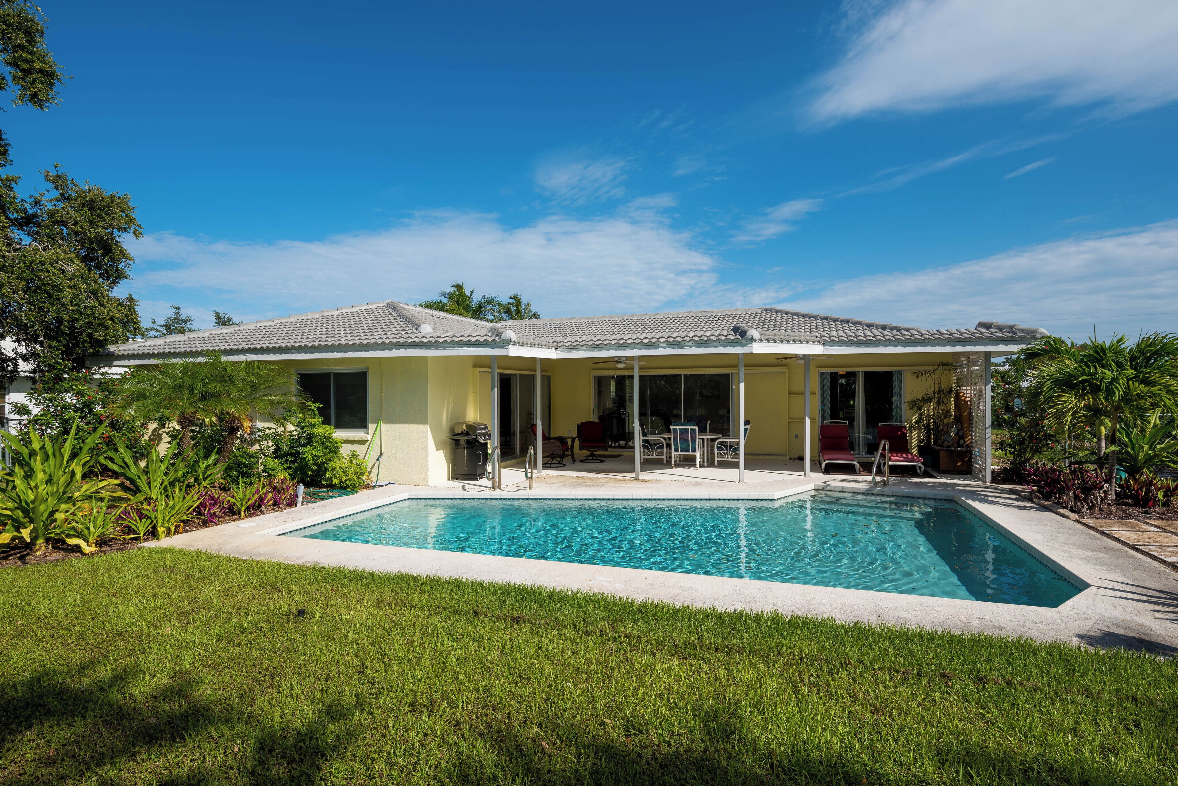 Villa Bellini 3BR/2BA, heated private pool, huge fenced-in backyard, petfrienly