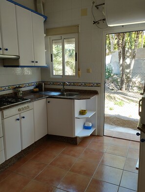 Kjøleskap, mikrobølgeovn, ovn og kaffetrakter/tekoker