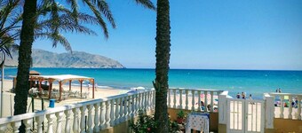 Ground floor with access from the terrace to the seashore on Isla Plana beach