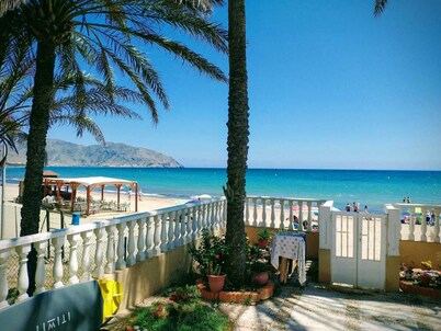 Ground floor with access from the terrace to the seashore on Isla Plana beach