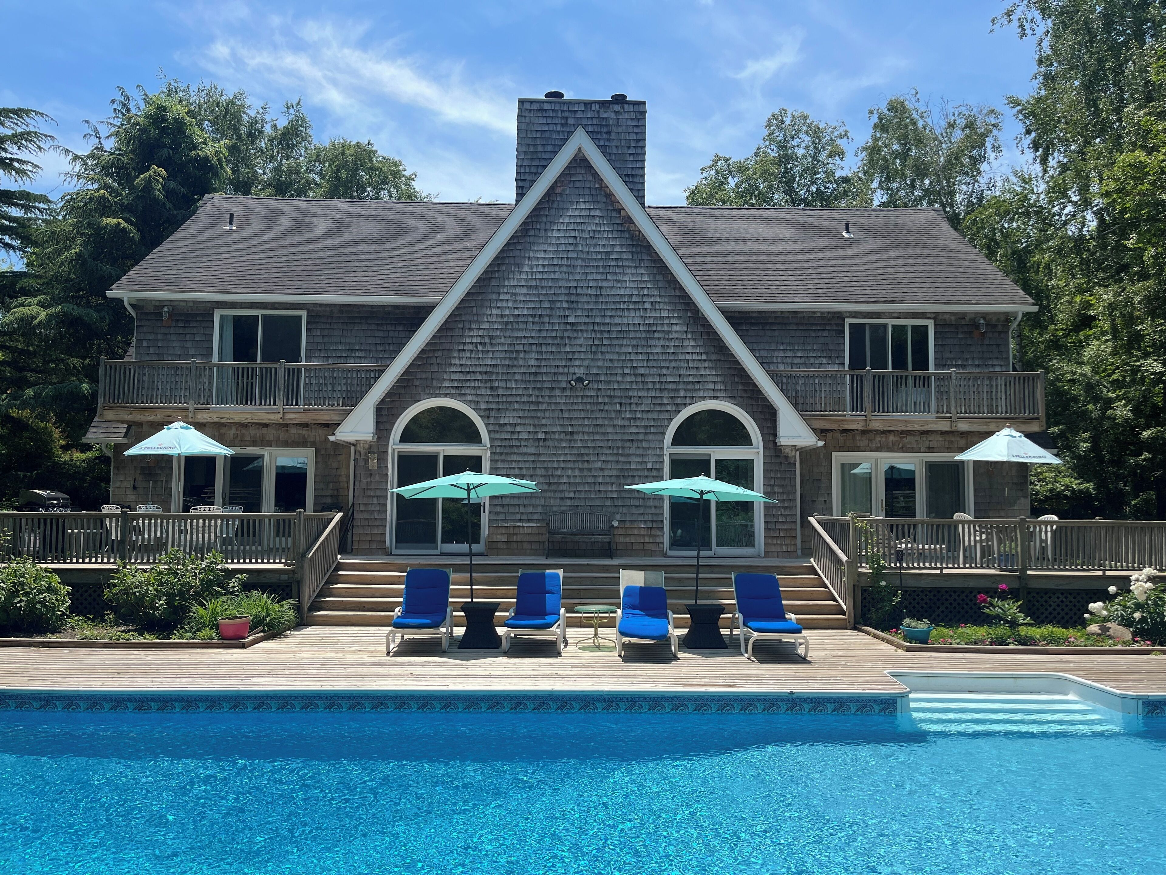 Hamptons Style/North Fork Chill and Grill. 1 mile to beaches. Onsite manager.