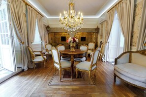 En 50-tommers smart-TV med kabel-kanaler