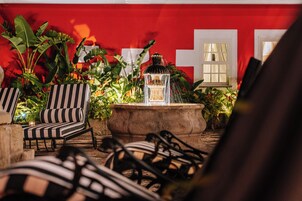 季节性开放的室外游泳池，10:00 至 22:00 开放，日光浴躺椅