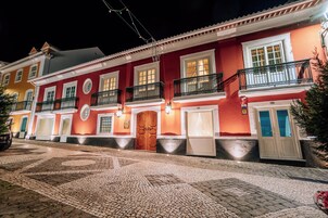 住宿正面 - 傍晚/夜晚