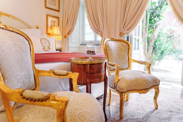 أغطية فراش متميزة وميني بار وخزنة داخل الغرفة وبديكورات فريدة لكل غرفة