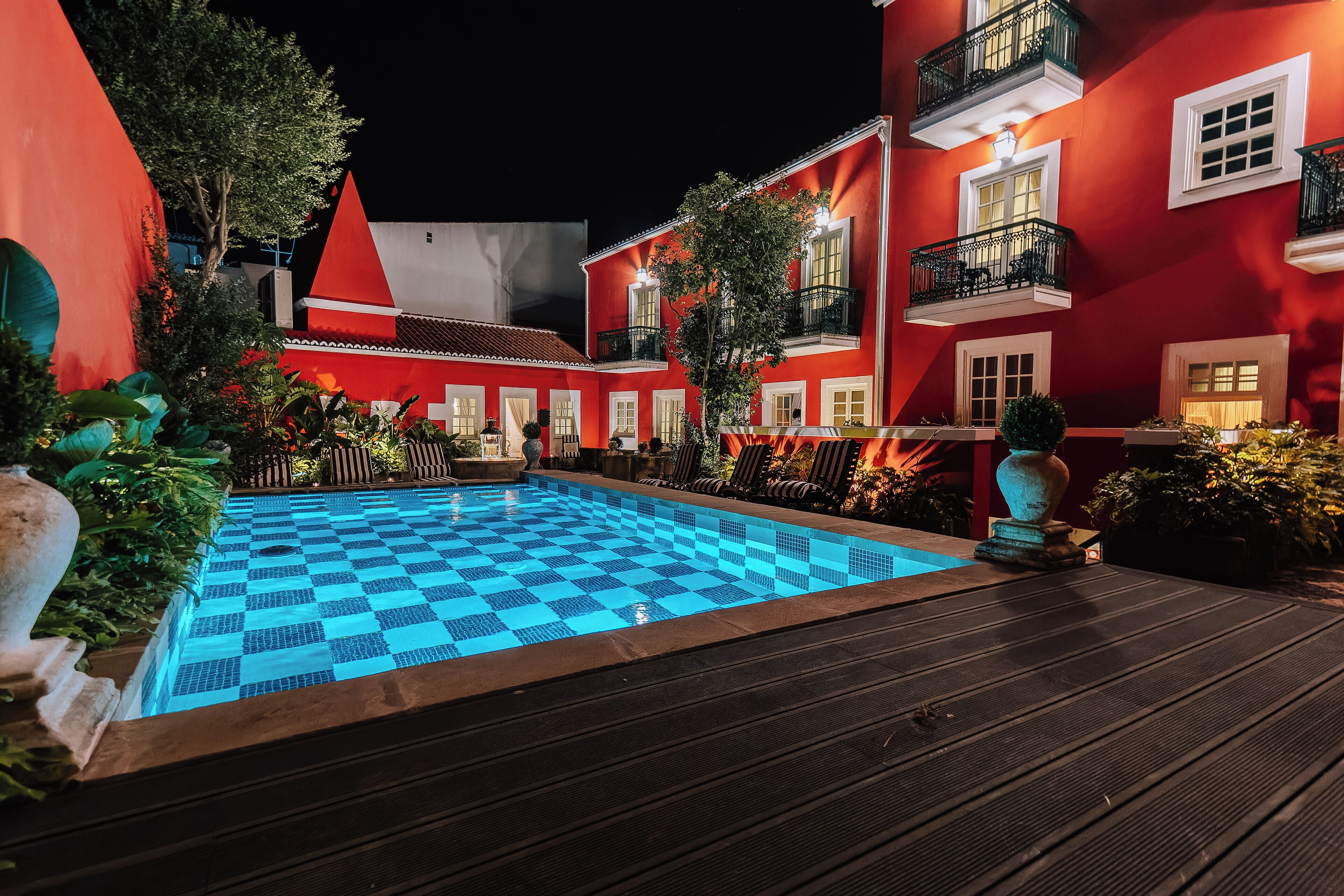 Seasonal outdoor pool, open 10:00 AM to 10:00 PM, pool loungers