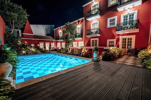 季节性开放的室外游泳池，10:00 至 22:00 开放，日光浴躺椅