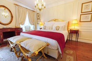 Rom – deluxe, terrasse, byutsikt | Sengetøy av topp kvalitet, minibar og safe på rommet